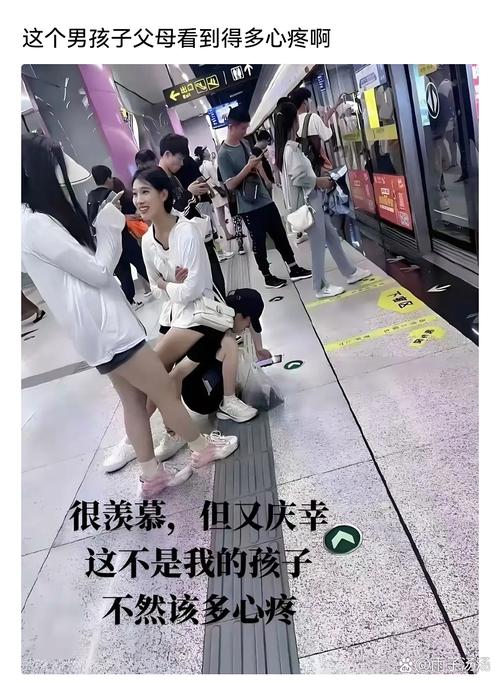 地铁站出口蹲在地砖上哭的小男孩