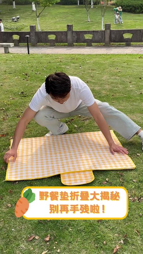 家庭野餐防潮垫折叠收纳示意图