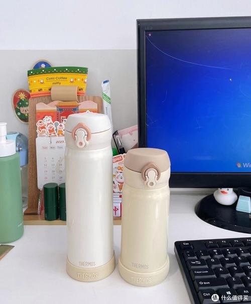 中学教师办公室摊开的作业堆不锈钢保温杯