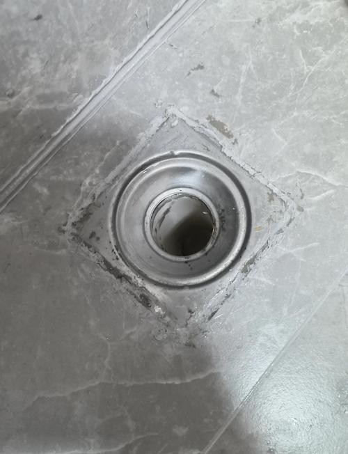 卫生间地漏掀开盖板看到的脏污防臭芯实拍