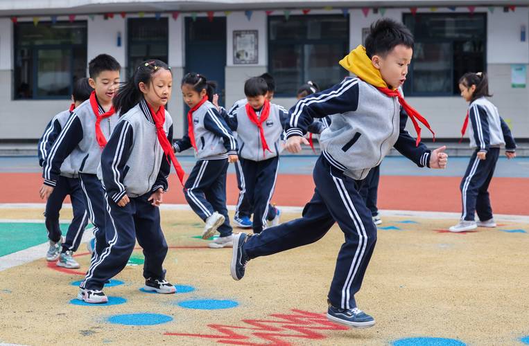 学校操场课间户外活动的小学生