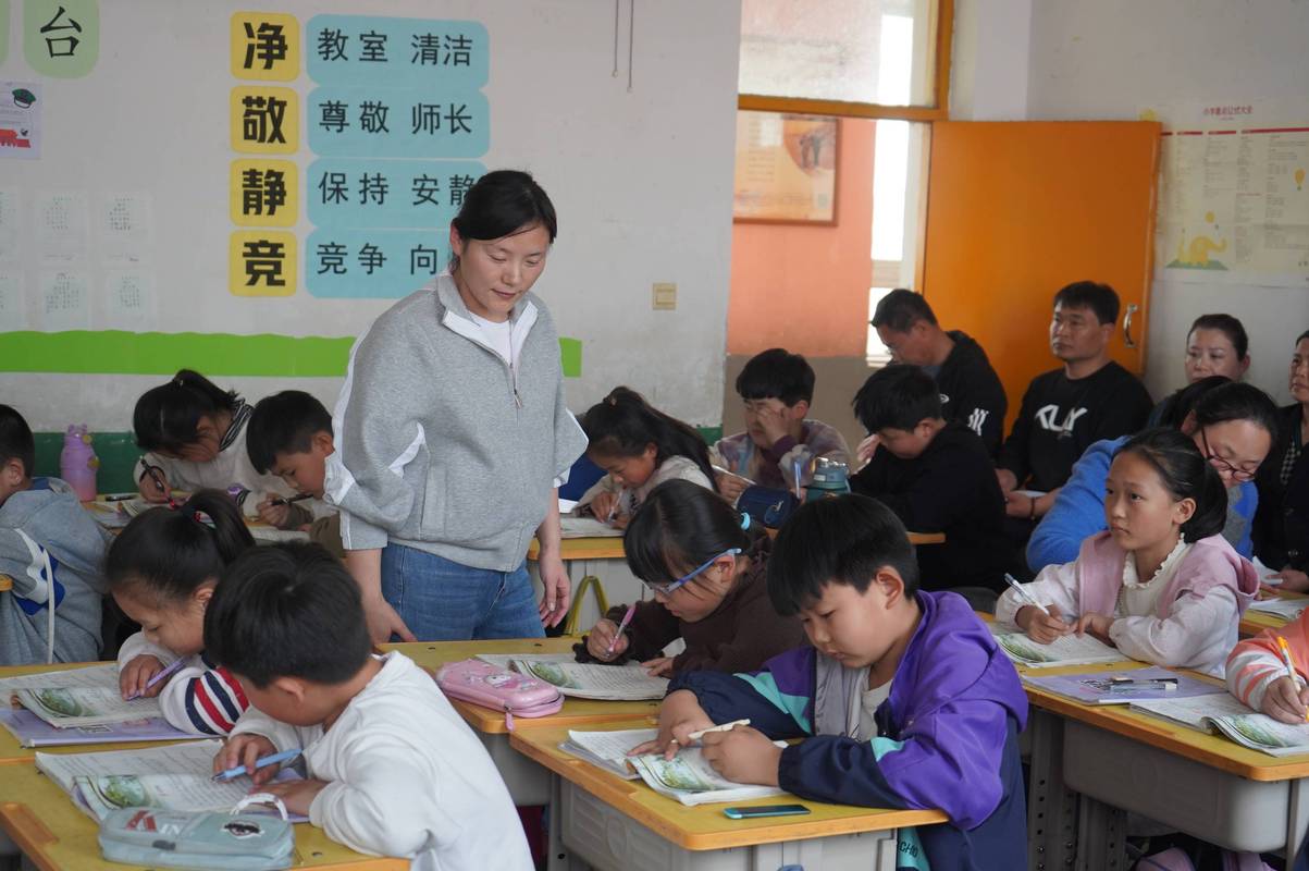 乡村小学教室里结对帮扶教师示范实验