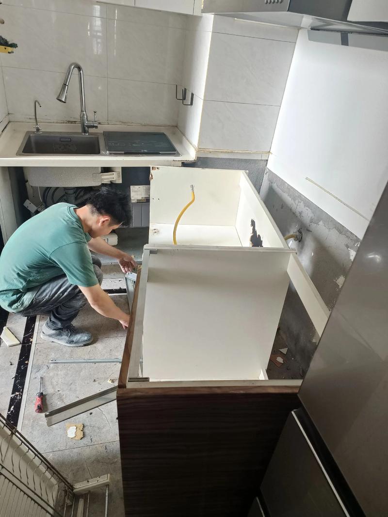 厨房转角橱柜安装调试现场实景图