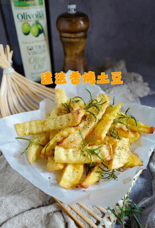 迷迭香烤土豆块橄榄油黑胡椒成品特写