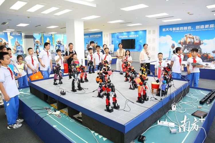 小学生参加机器人编程比赛场景