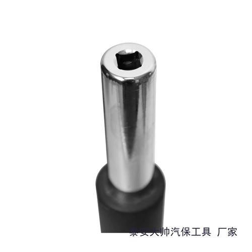 汽修师傅用撬棍检查车辆转向机外球头松旷间隙