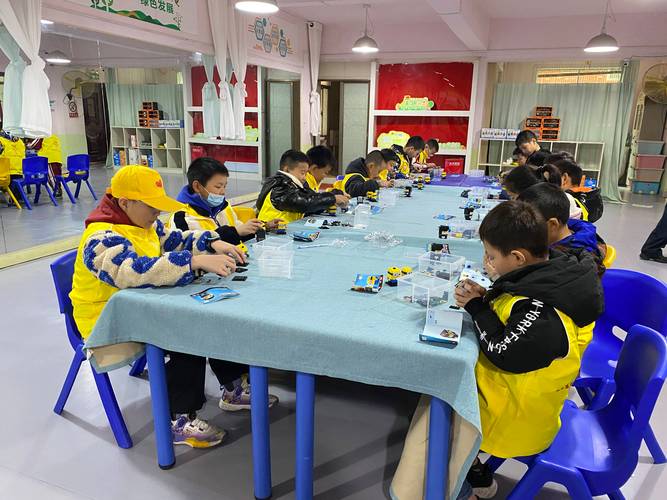 孩子参与机械组装派对活动