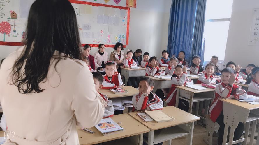 中学语文课堂学生举手提问场景