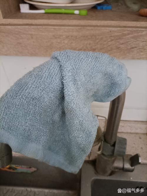 摸起来滑溜溜发黏的旧厨房抹布特写