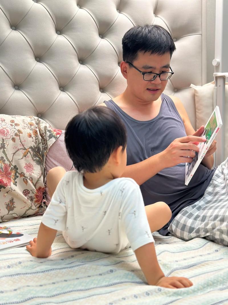 爸爸抱着孩子读幼教绘本 父子亲子共读