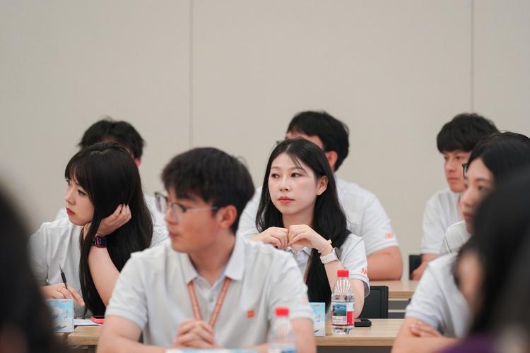 管培生在不同部门会议中发言