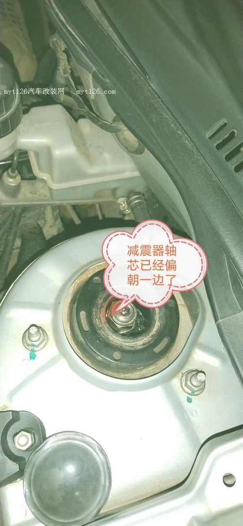 汽车维修师傅按压减震塔顶检查平面轴承旷量
