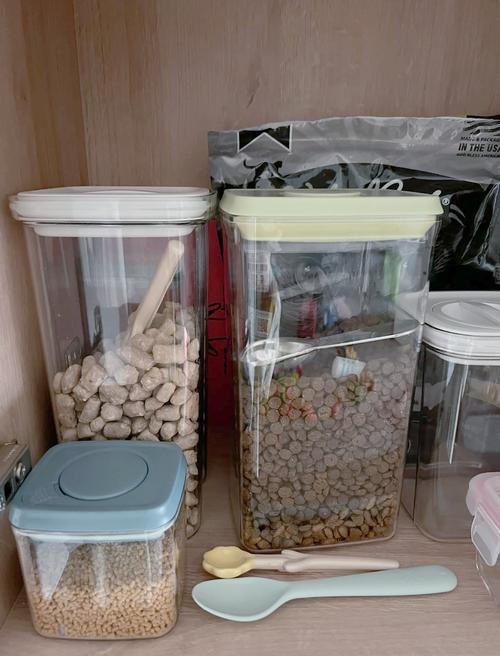 装在食品级密封储粮桶里的猫粮搭配量勺实拍图