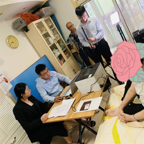 继承律所律师团队核对遗产清单工作场景