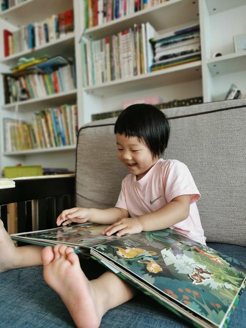 孩子沙发上翻绘本片刻阅读场景