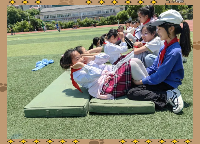 小学体育课学生做仰卧起坐场景