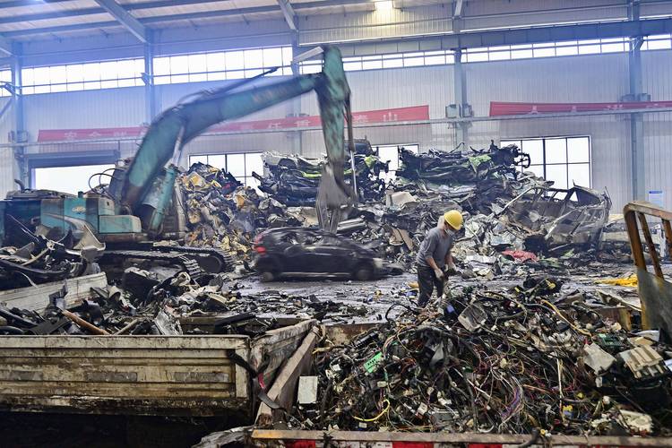 报废汽车拆解后废钢破碎分选车间现场