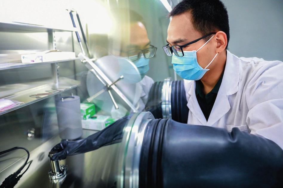 科研人员在超净实验室操作月壤样品