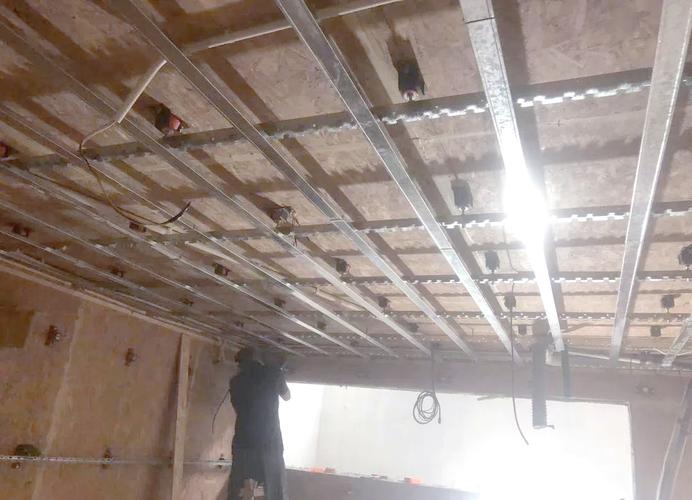 家庭隔音施工工人正在安装减震龙骨