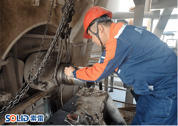 机械车间热喷涂修复汽轮机主轴作业现场