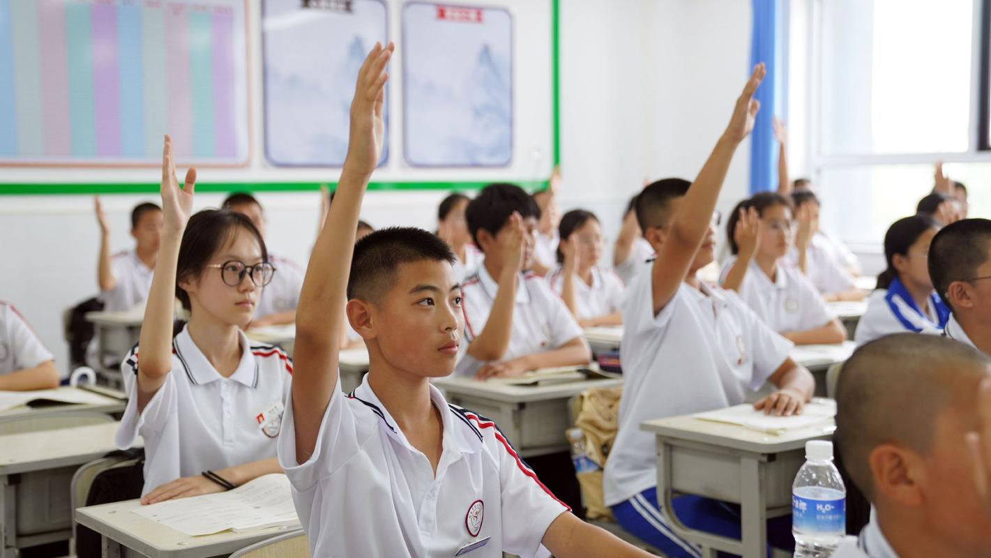 中学课堂学生专注听课表情特写