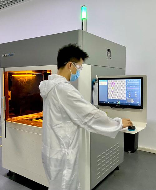 高校机械实验室SLS 3D打印清粉现场