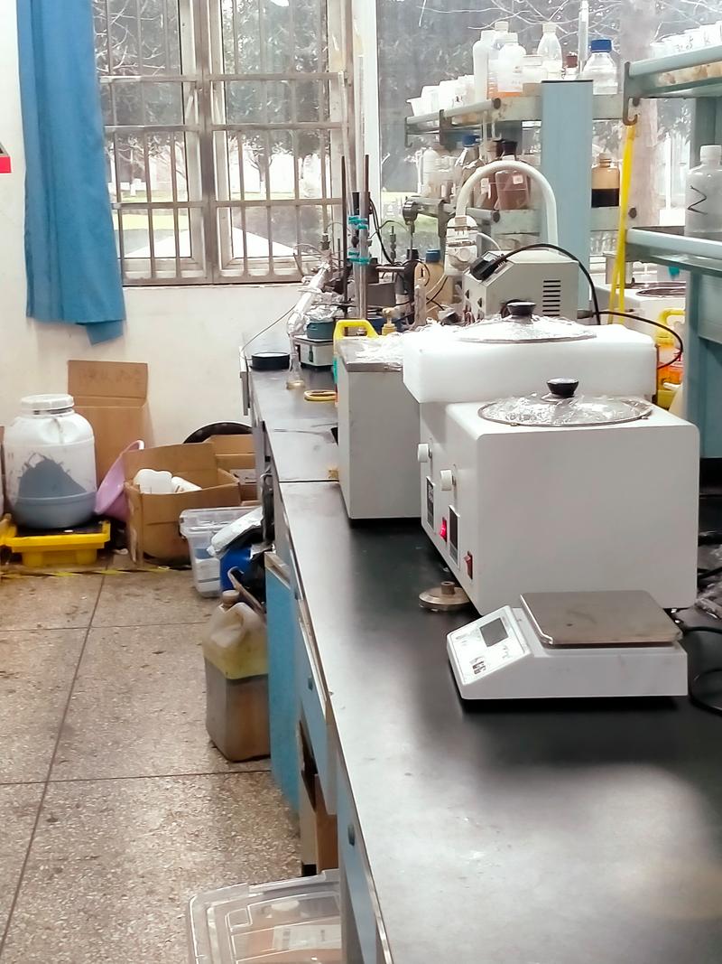 大学实验室里堆积着落灰的科研样机