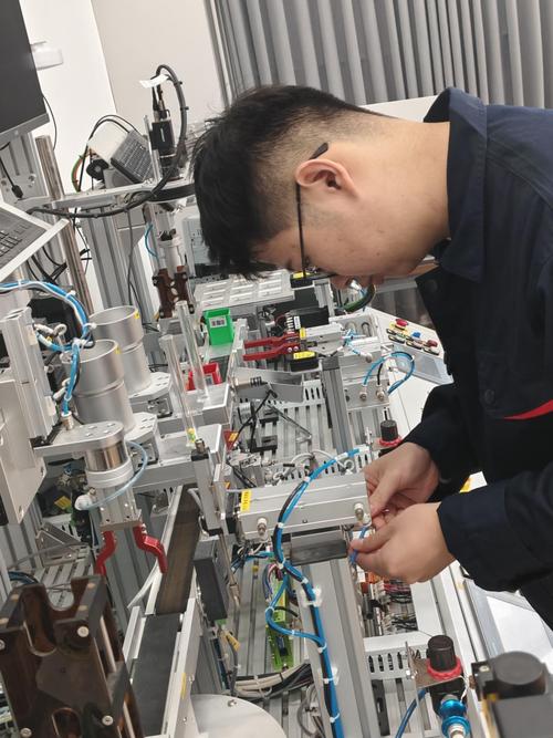 车床机械手调试现场调试人员操作