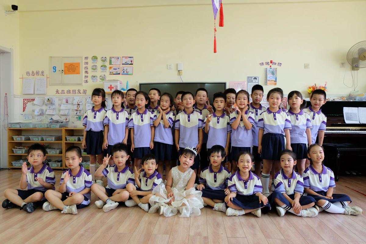 幼儿园小朋友攥着妈妈衣角上台演讲照片