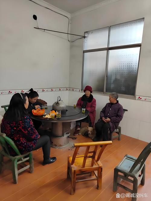祖辈茶话会老人们围坐讨论带娃经验