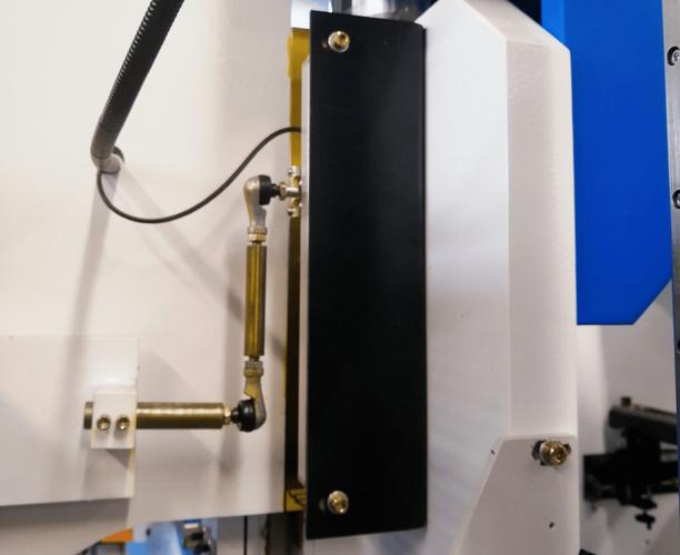电液同步折弯机内部结构 光栅尺