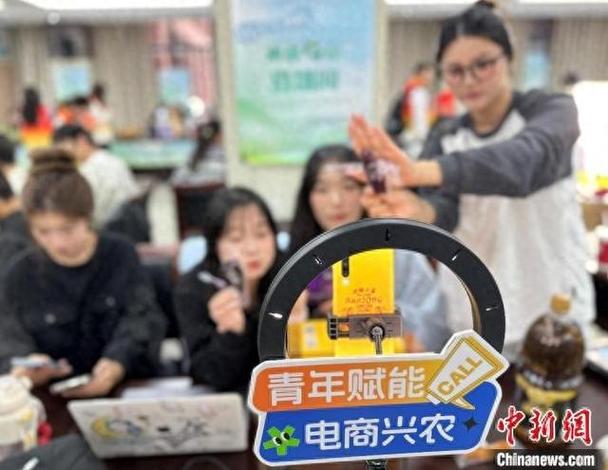 高职学生直播助农孵化器场景