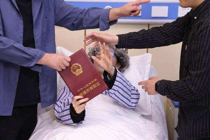 一家人围坐在律师办公桌前咨询继承事宜,桌上摊开房产证和遗嘱