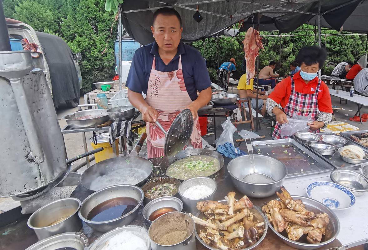 德州庙会戏台旁卖羊肠汤的流动摊