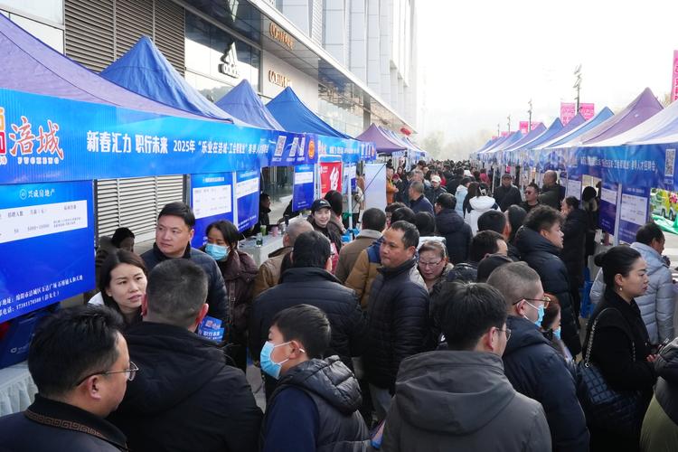 某城市人才引进招聘会现场人群