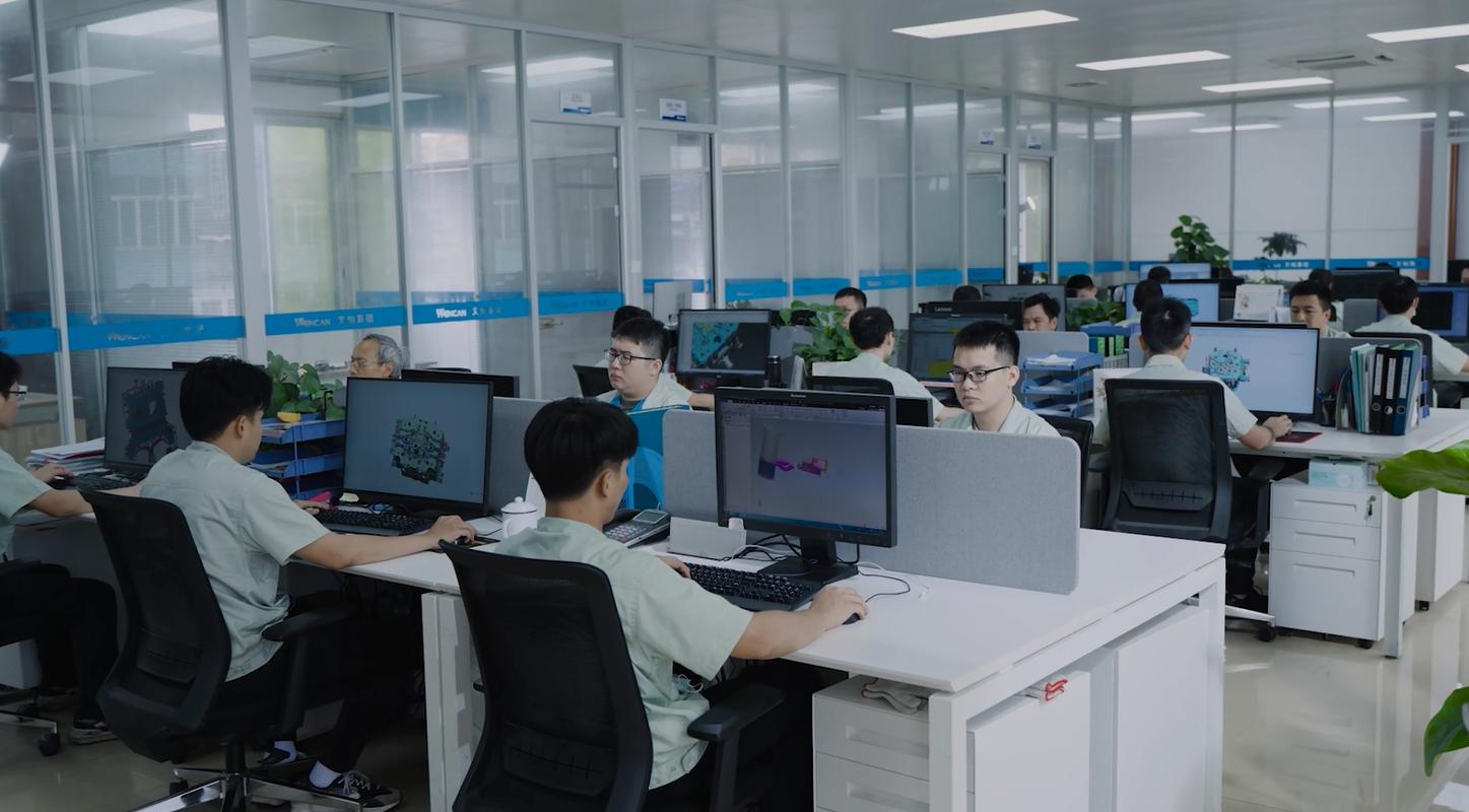 研发工程师在开放式办公室与产品经理讨论需求的场景