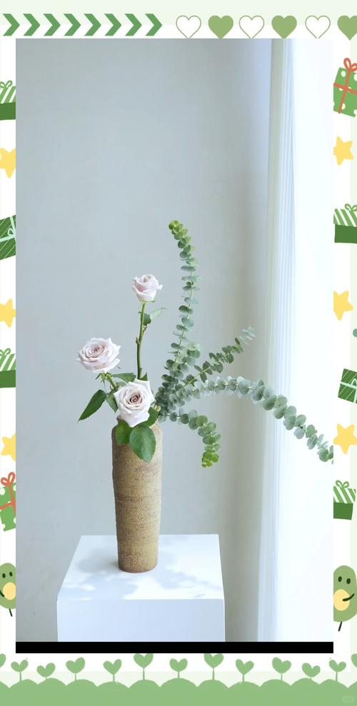 客厅电视柜旁干花芦苇尤加利叶搭配白色陶瓶
