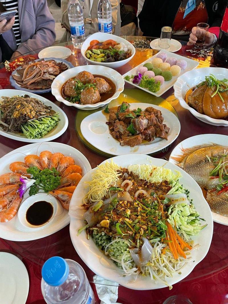 节日家宴满桌美酒佳肴大鱼大肉