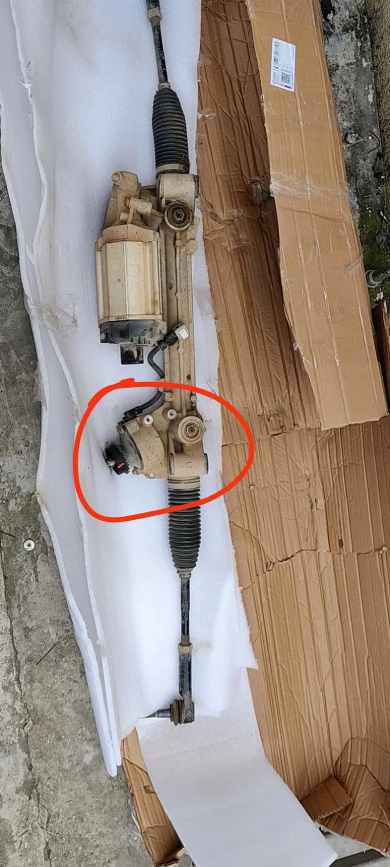 汽修师傅用扭力扳手安装方向盘转角传感器实拍