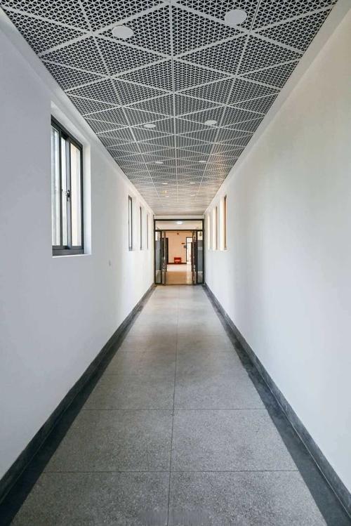 中学教学楼走廊转角场景