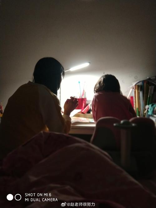 深夜妈妈在父母自习室线上学习