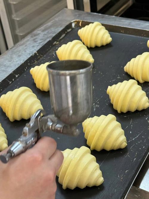 工业家庭厨房里用扳手形状饼干进行幽默互动