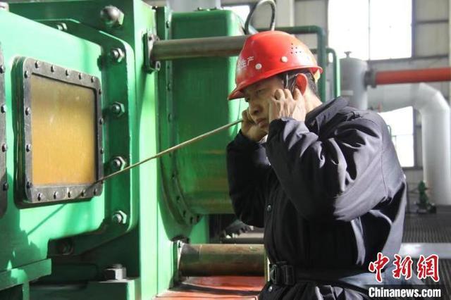 车间老技师用铜质听诊棒贴在工业水泵外壳听异响