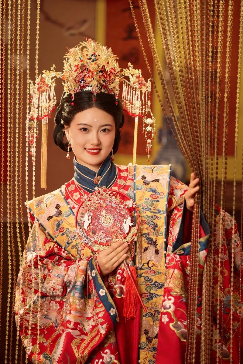 现代汉服婚礼中的明制霞帔搭配示范