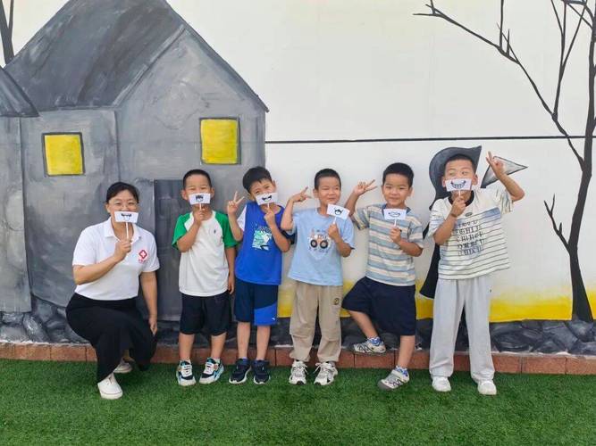 家长看着孩子的画露出惊喜表情