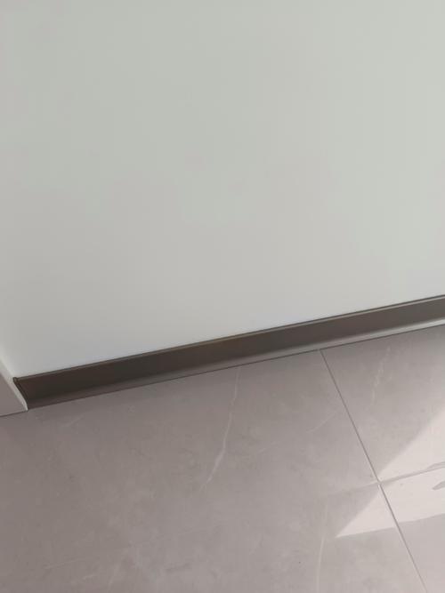 北欧风客厅浅灰色踢脚线安装实景图