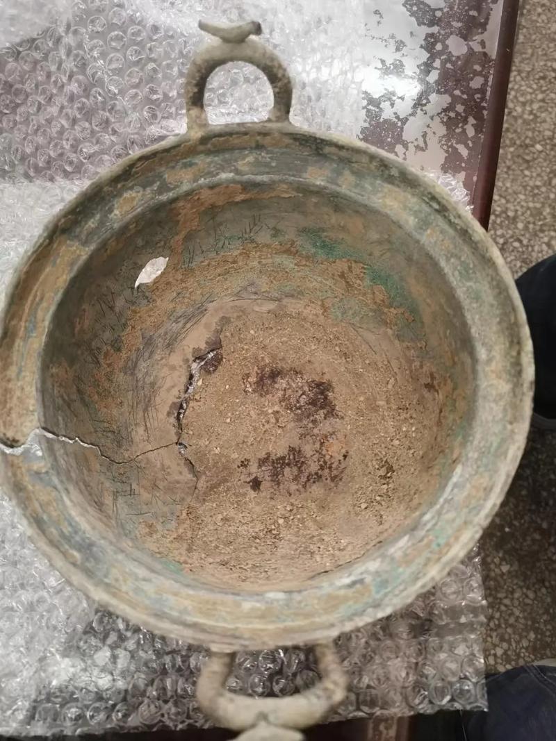 被游客手触腐蚀损坏的馆藏青铜文物表面实拍
