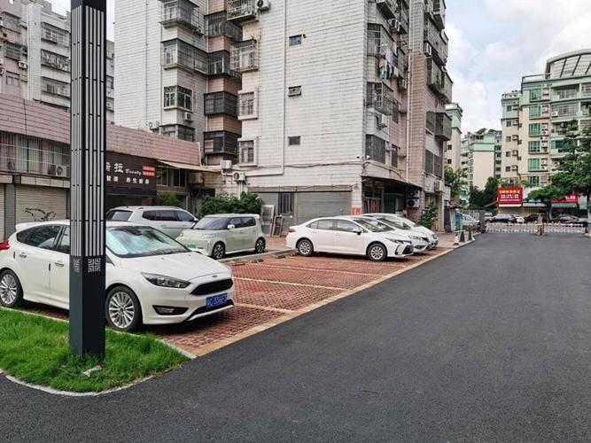 城市新建商品房小区沥青停车场入口