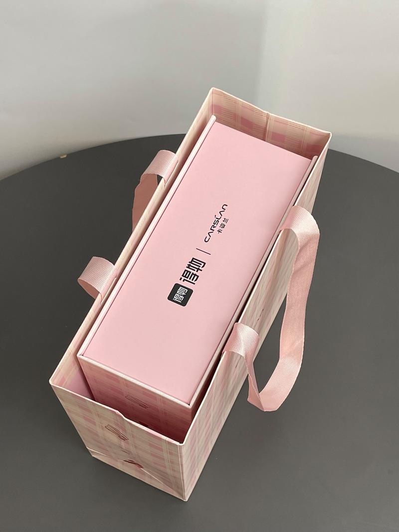 货架上堆叠的未拆封品牌联名礼盒