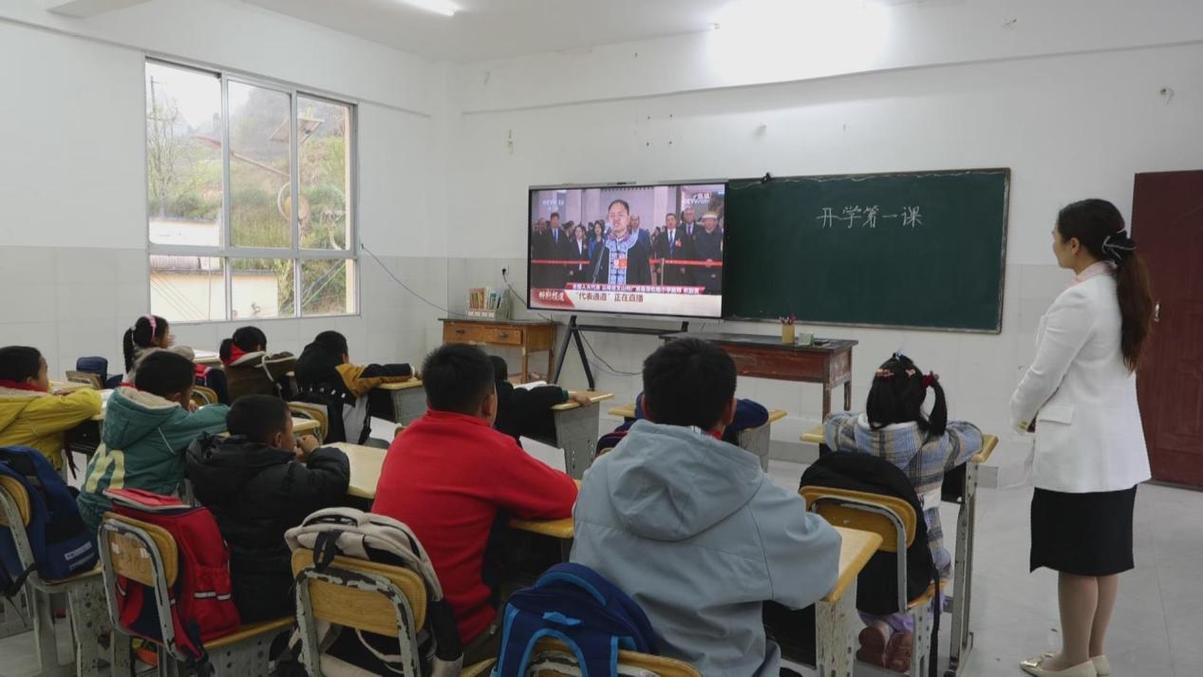 小学教室开学第一课师生互动场景